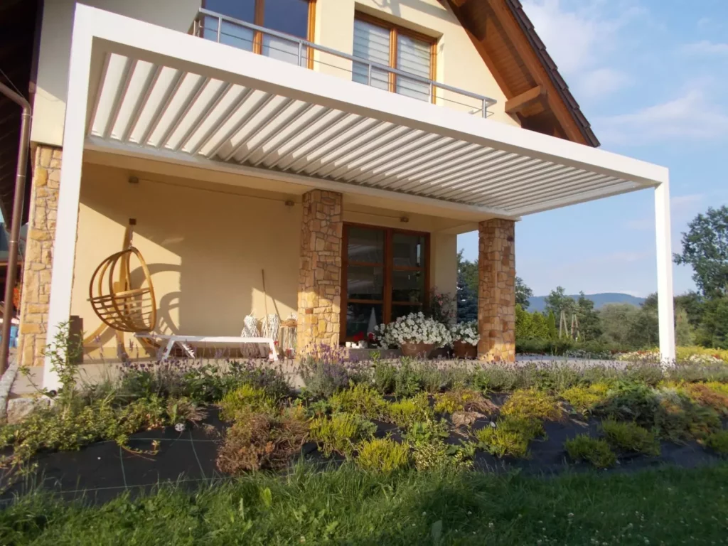 przyścienna pergola lamelowa, biała, pergola dla twojego tarasu na każdą pogodę, ograniczone promieniowanie uv, zwiększenie prywatności