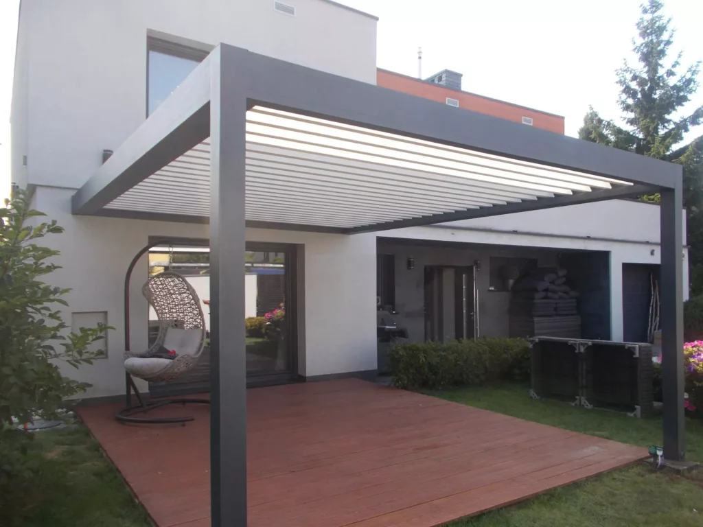 aluminiowa pergola lamelowa na dwóch słupach