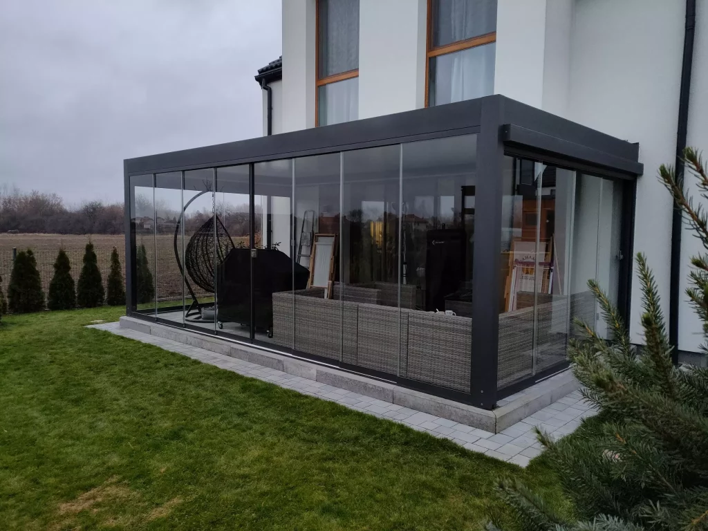 pergola lamelowa przyścienna z zabudową boczną