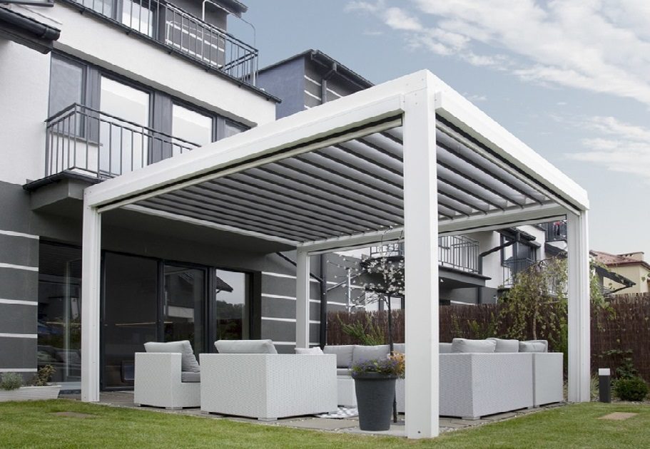 biała aluminiowa pergola z lamelami na czterech słupach, na taras