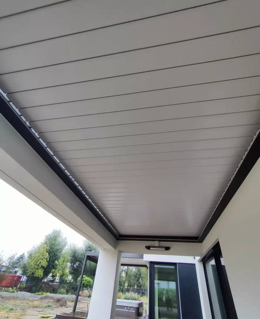 dach lamelowy w aluminiowej konstrukcji na tarasie