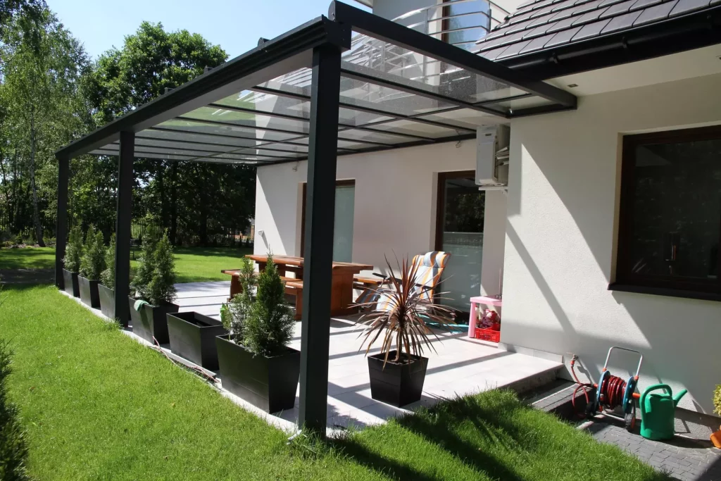 pergola aluminiowa, pełniąca dodatkową przestrzeń użytkową na tarasie