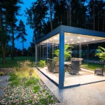 pergola bioklimatyczna z zabudową boczną szklaną bezramową