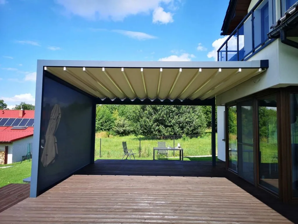 aluminiowa pergola tarasowa, dach tkaninowy, pergola przyścienna