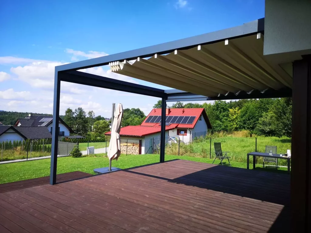 Pergola aluminiowa otwierana na taras, sterowana elektrycznie