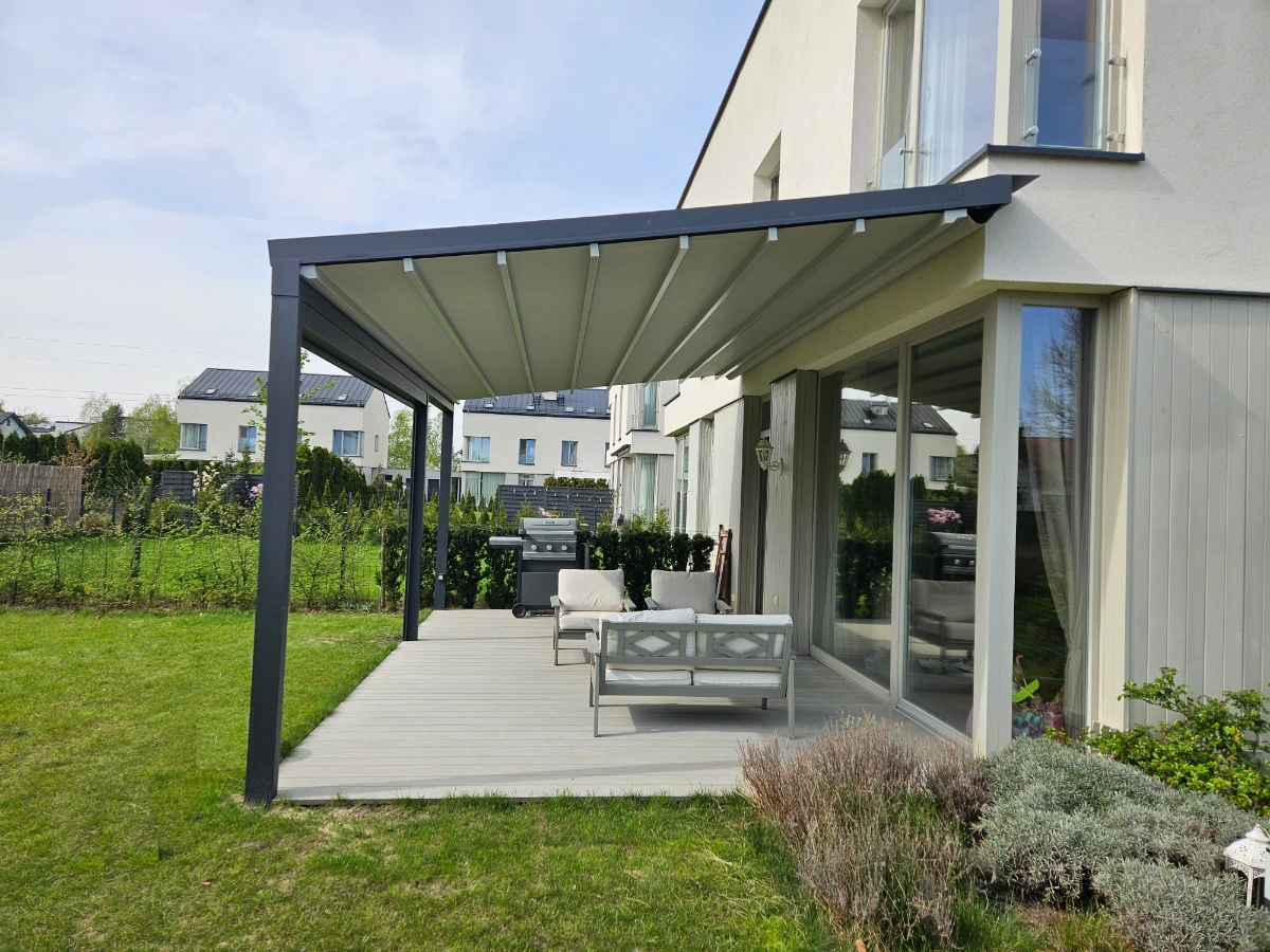 pergola aluminiowa z trójwarstwową tkaniną, sterowana za pomocą pilota