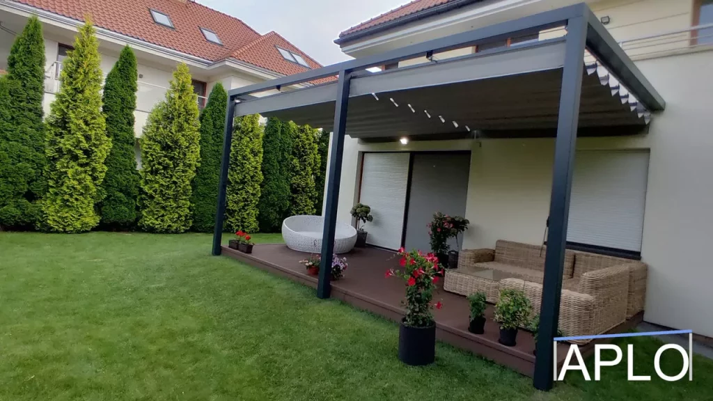 przyścienna pergola tarasowa wykonana z drewna z roletą rzymską