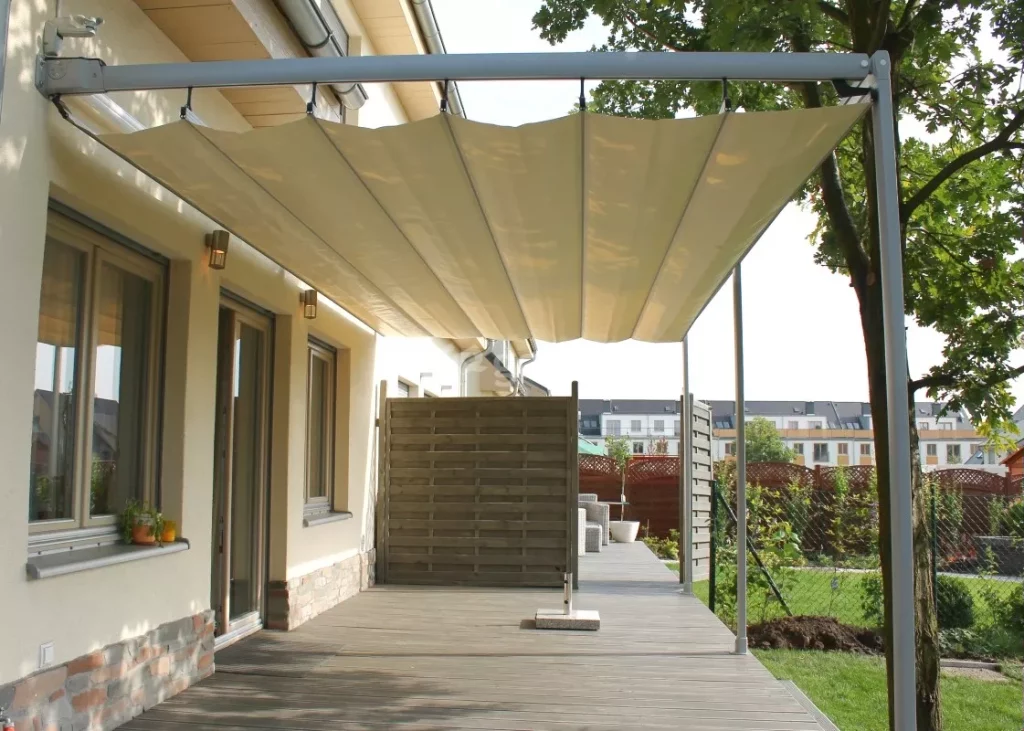 pergola aluminiowa na taras, przyścienna z tkaninowym dachem