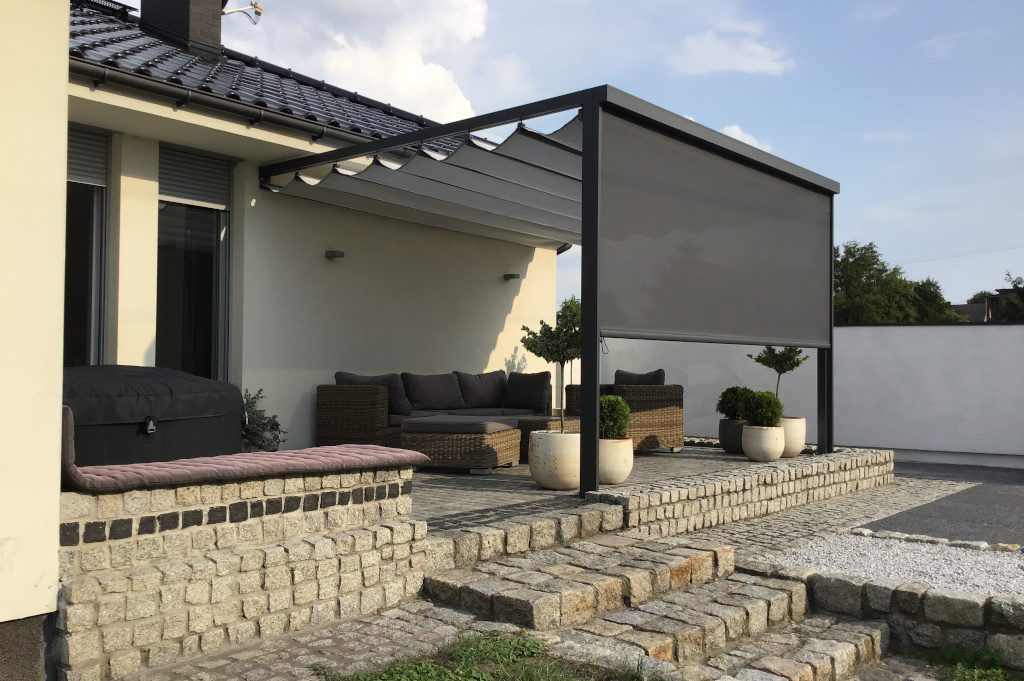 pergola aluminiowa z tkaniną sterowaną ręcznie, przyścienna