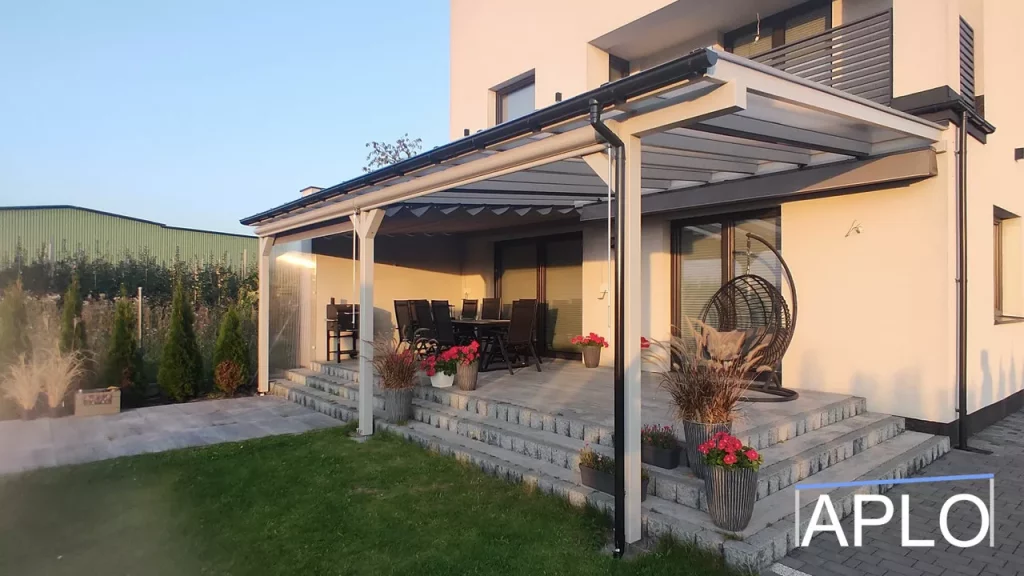 drewniana pergola na tarasie z roletą rzymską