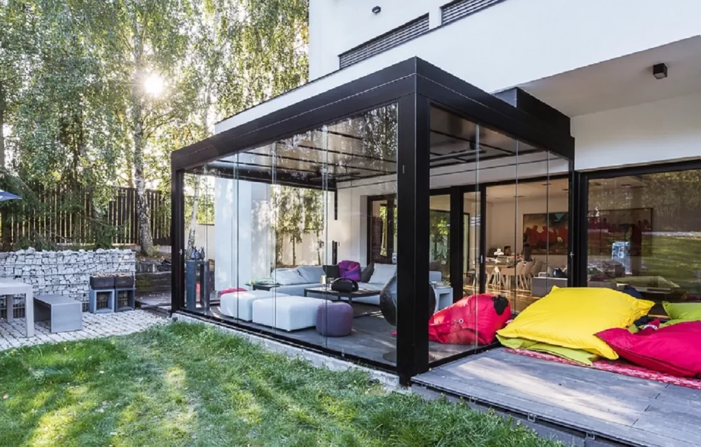 aluminiowa pergola ze szkłem i zabudową boczną szklaną, ogród zimowy