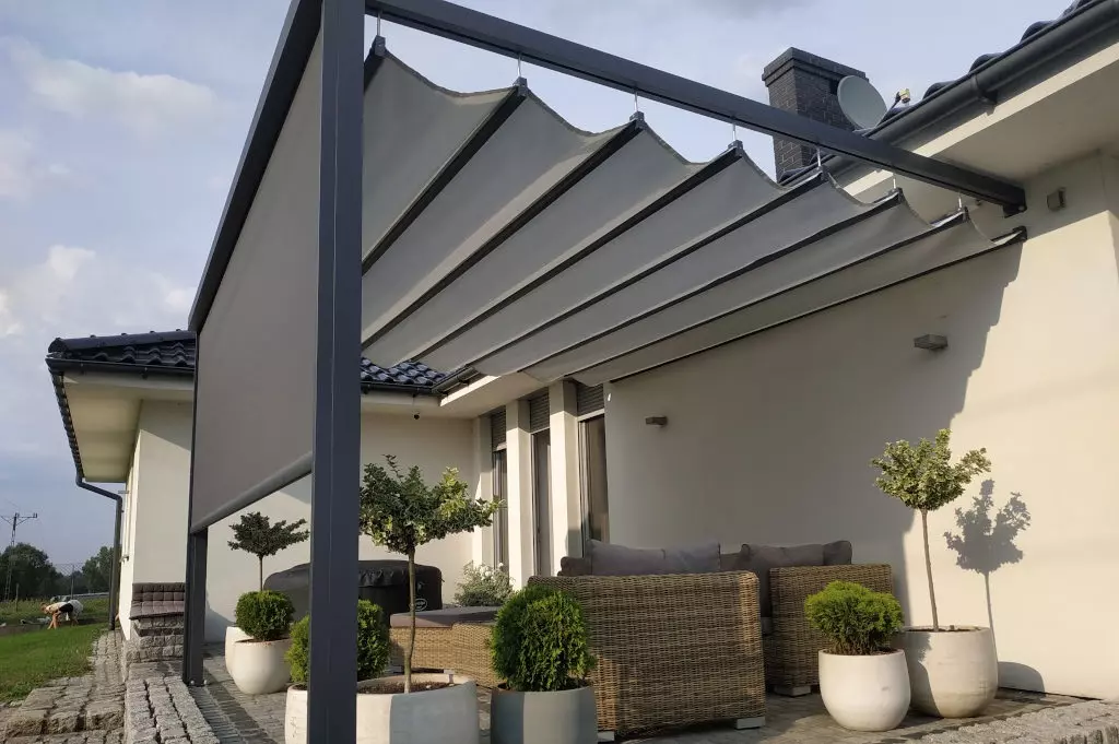 pergola aluminiowa z tkaniną, sterowana ręcznie, przyścienna