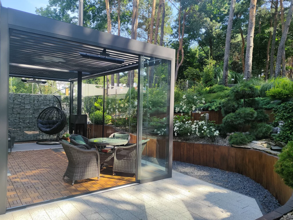 pergola ogrodowa lamelowa z zabudową szklaną przesuwną bezramową, Pergola z dachem aluminiowym, składającym się z obracanych paneli, całkowita szczelność w pozycji zamkniętej